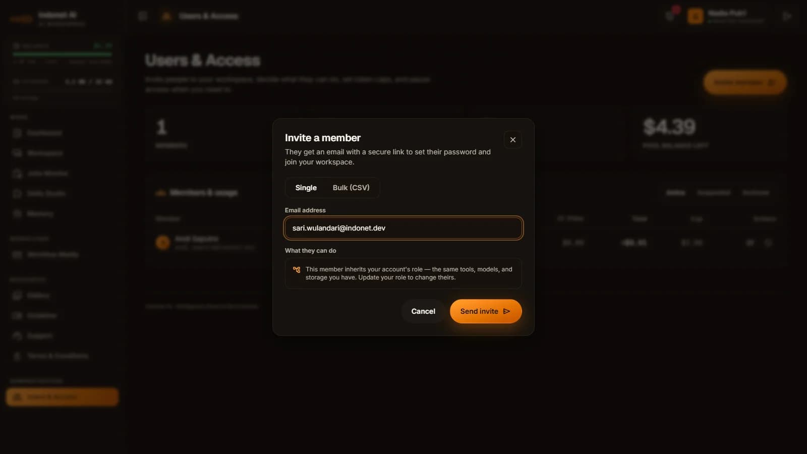 Dialog Invite a member dengan tab Single dan Bulk (CSV), satu alamat email, dan daftar hal yang bisa dilakukan anggota.